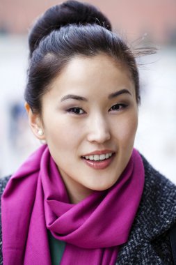 Bahar şehir Rusya üzerinde yürüyen genç Asyalı kadın