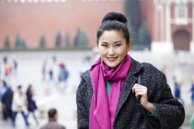 Bahar şehir Rusya üzerinde yürüyen genç Asyalı kadın