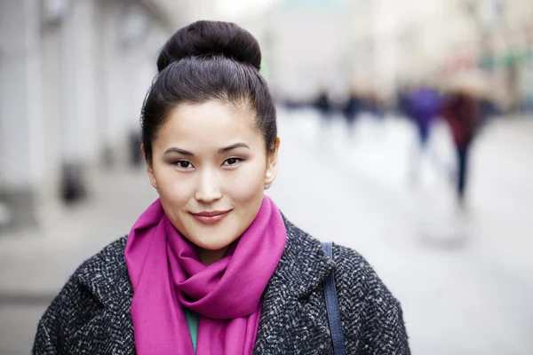 Jonge Aziatische vrouw lopen op lente stad in Rusland — Stockfoto
