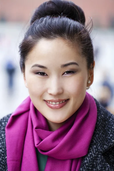 Ung asiatisk kvinna gå på våren stad i Ryssland — Stockfoto