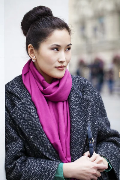 Young Asian woman walking on spring city in Russia — Stock Photo, Image