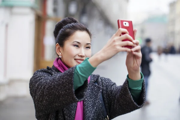 Asiatisk vackra tjej ringer via telefon — Stockfoto
