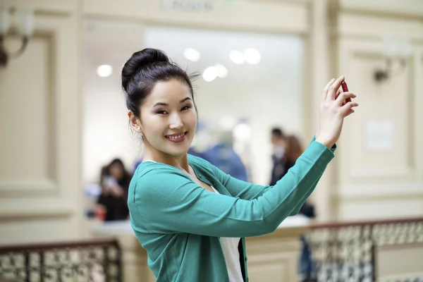Mladá krásná asijská žena turistické fotografování — Stock fotografie