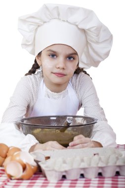 Beyaz bir önlük, küçük kız kalenin yumurta ile tatili.