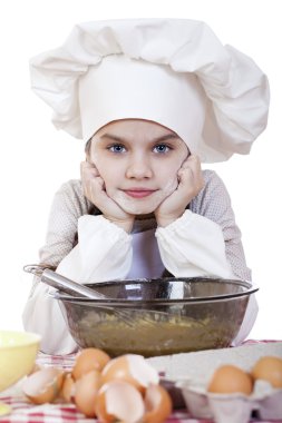 Beyaz bir önlük, küçük kız kalenin yumurta ile tatili.