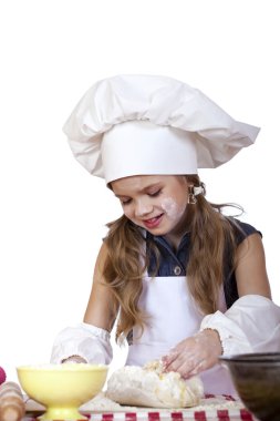 Beyaz bir önlük ve şef şapkasını, küçük kız TH hamur yoğurmak