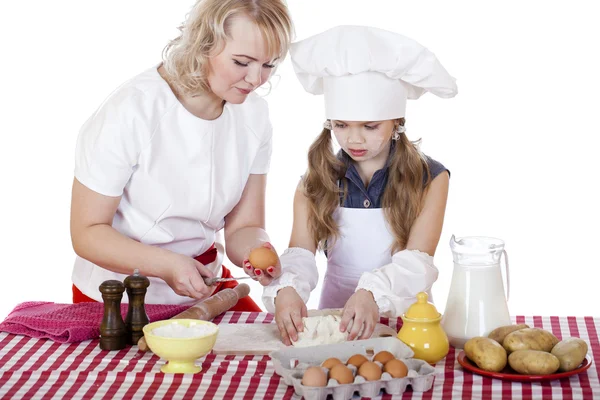 Küçük kız annesi bir pasta hazırlamak yardım — Stok fotoğraf