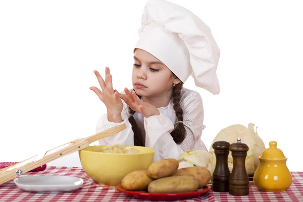 Schöner kleiner Chefkocher auf dem Schreibtisch mit Gemüse — Stockfoto