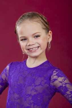 Büyüleyici bir sarışın küçük kız kameraya portresi