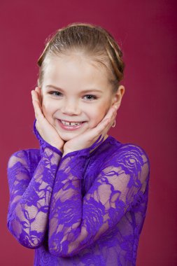 Büyüleyici bir sarışın küçük kız kameraya portresi