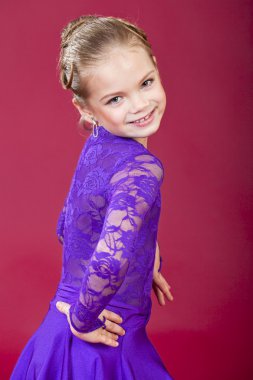 Büyüleyici bir sarışın küçük kız kameraya portresi