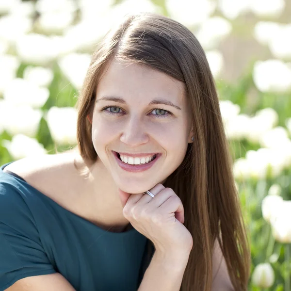 Mulher bonita com campo de tulipas — Fotografia de Stock