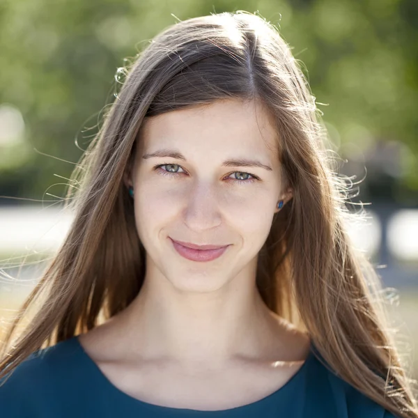 Retrato de una joven atractiva —  Fotos de Stock