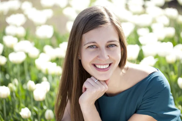 Vacker ung kvinna med tulpaner fält — Stockfoto