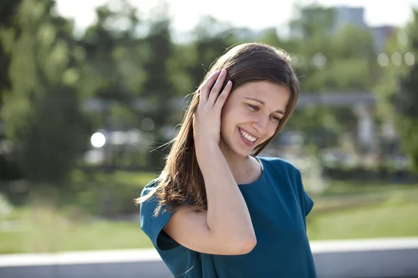 Portret van jonge aantrekkelijke jonge vrouw — Stockfoto