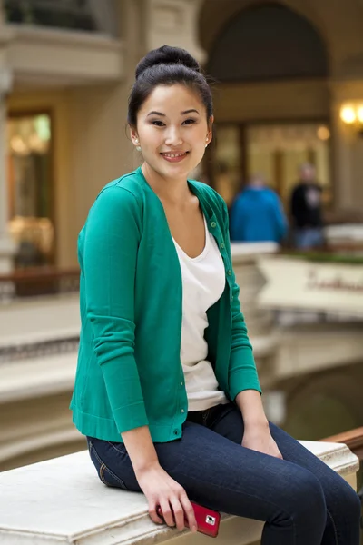 Porträt einer schönen asiatischen jungen Frau — Stockfoto