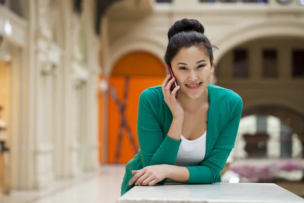 Beautiful asian calling by mobile phone — Stock Photo, Image