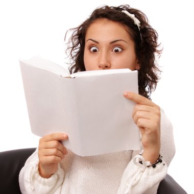 kitap okurken bir esmer genç kız portre kadar yakın