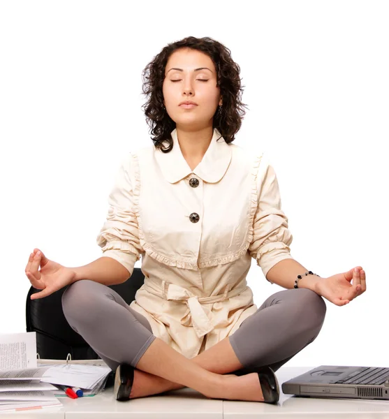 Trabalhador de colarinho branco atraente meditando no escritório — Fotografia de Stock