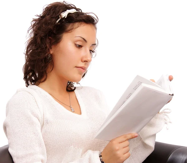 Portret brunetka nastolatka czytając książkę z bliska — Zdjęcie stockowe