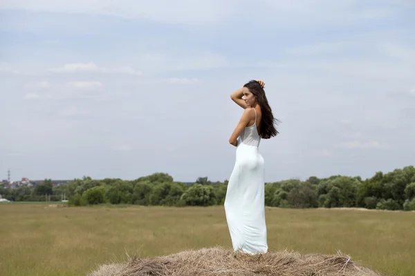 Jeune belle femme dans le grenier à foin dans le village — Photo