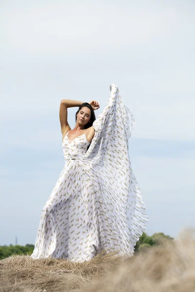 Bella giovane donna in abito bianco sexy — Foto Stock