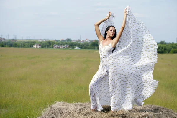 Mulher bonita em vestido sexy branco — Fotografia de Stock