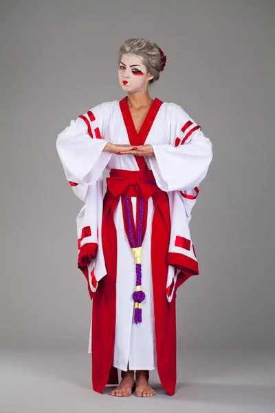 Bella giovane donna in kimono bianco — Foto Stock