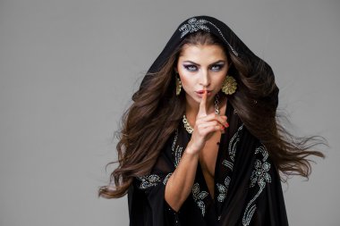 kadın işaret parmağı sessizlik bir belirtisi olarak dudaklarını koydu