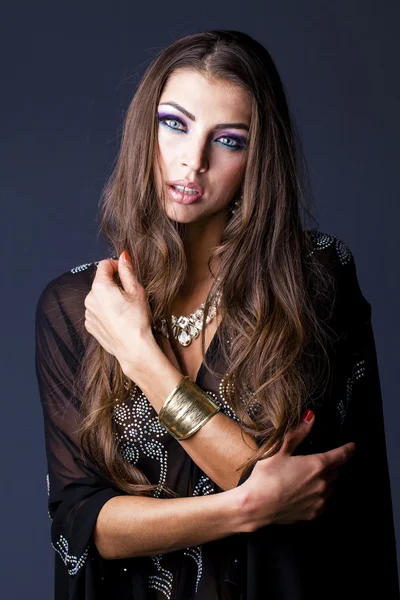Portret młodej kobiety sexy w czarna tunika arabski — Zdjęcie stockowe