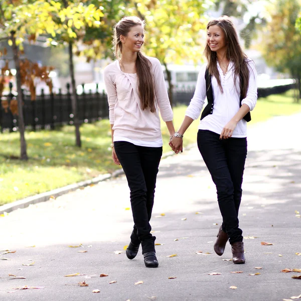 Modische Mädchen Zwillinge gehen auf die Straße — Stockfoto