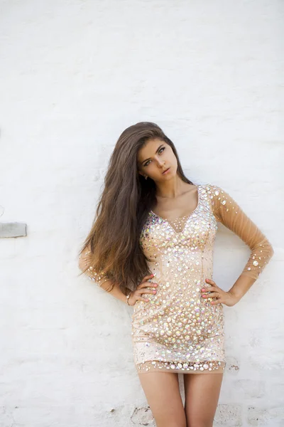 Mooie jonge vrouw in disco jurk — Stockfoto