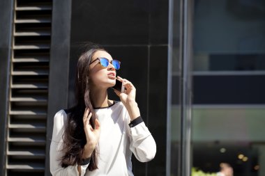 güzel bir iş kadını cep telefonda konuşurken