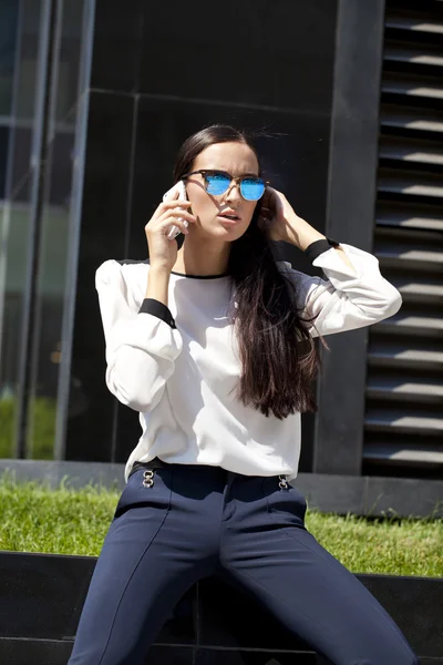 Beautiful business woman talking on mobile phone — Stock Photo, Image