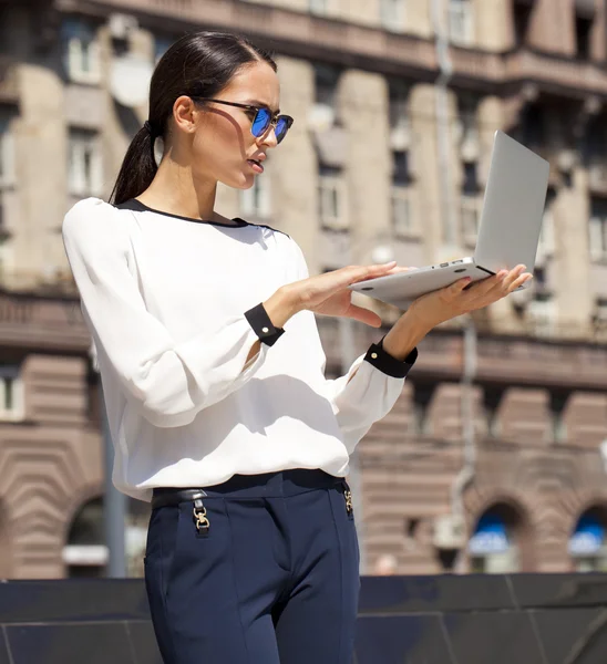 Joven empresaria trabajando en un portátil — Foto de Stock