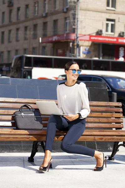 Full length portrait, office worker woman — Stockfoto