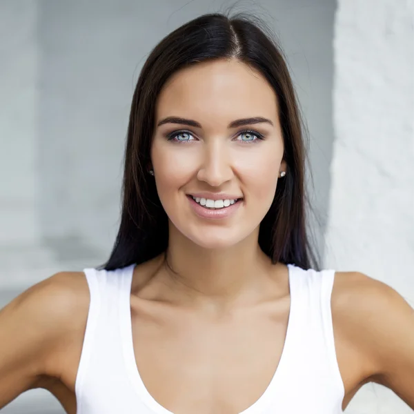 Jovem mulher bonita — Fotografia de Stock