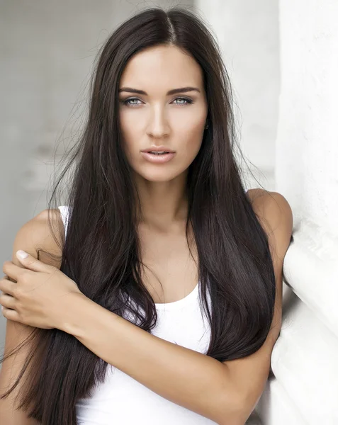 Jovem mulher bonita em vestido branco — Fotografia de Stock