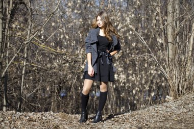 Arka plan bahar orman genç güzel kız