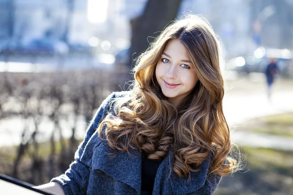 Portrait close up of young beautiful girl — Stock Photo, Image