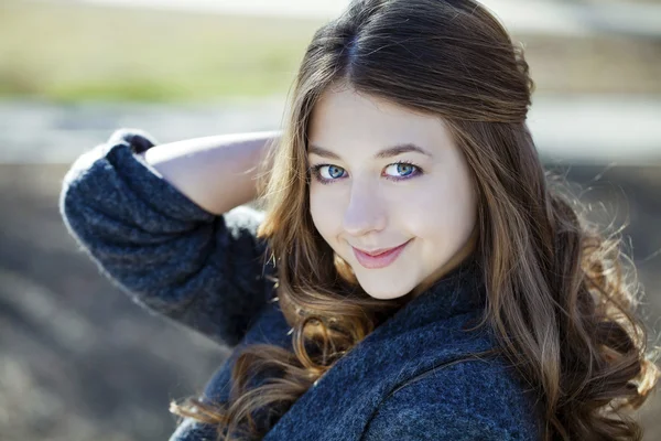 Portrait close up of young beautiful girl — Stock Photo, Image