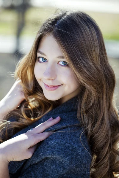 Portrait close up of young beautiful girl — Stock Photo, Image