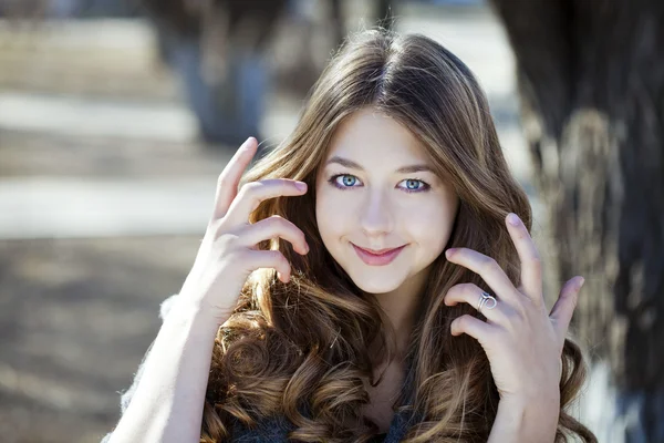 Porträtt på nära håll av ung vacker flicka — Stockfoto