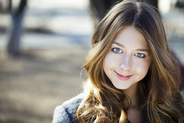 Portrait close up of young beautiful girl — Stock Photo, Image