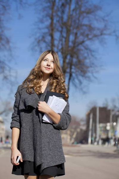 Studentessa a piedi sulla strada soleggiata primavera — Foto Stock