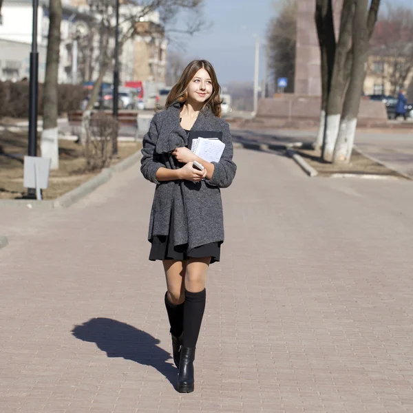 봄 햇살 가득한 거리에 산책 하는 여 학생 — 스톡 사진