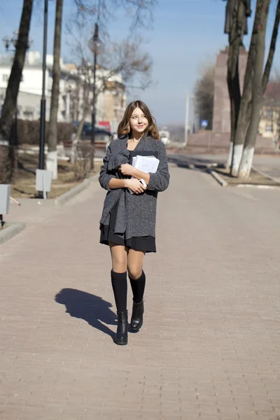 Studentessa a piedi sulla strada soleggiata primavera — Foto Stock