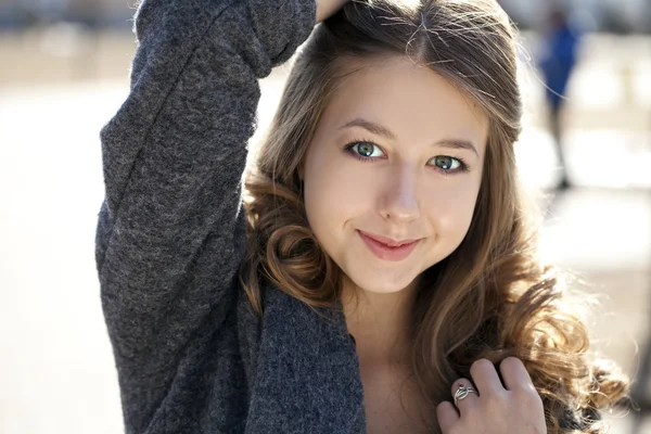 Portrait close up of young beautiful girl — Stock Photo, Image