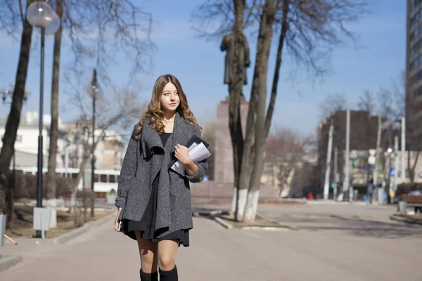 Colegiala caminando en la calle soleada primavera — Foto de Stock