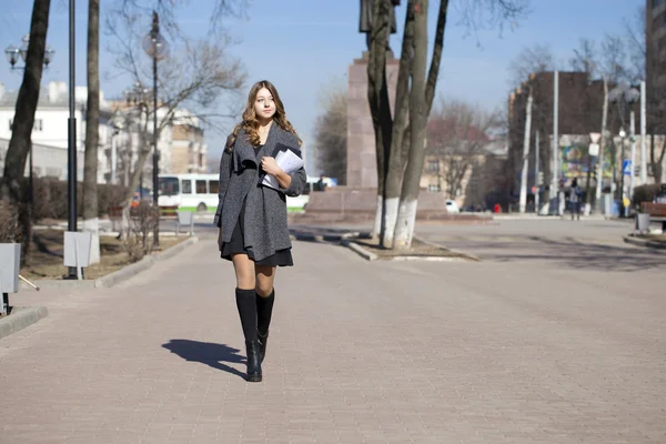 Skolflicka promenader på våren solig gata — Stockfoto